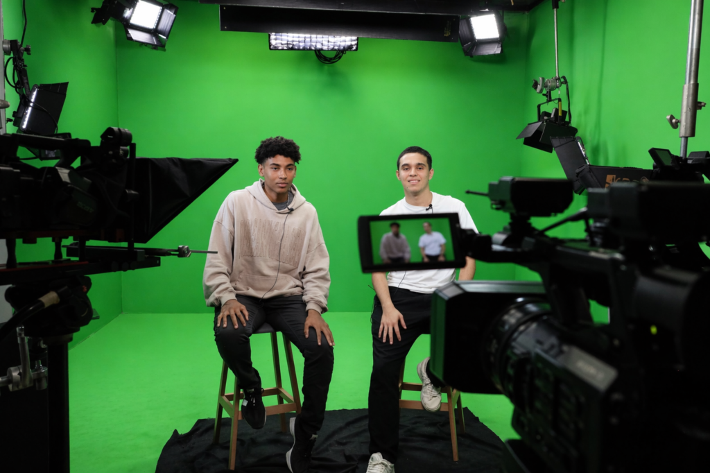 estudio de grabación con entrevista en set